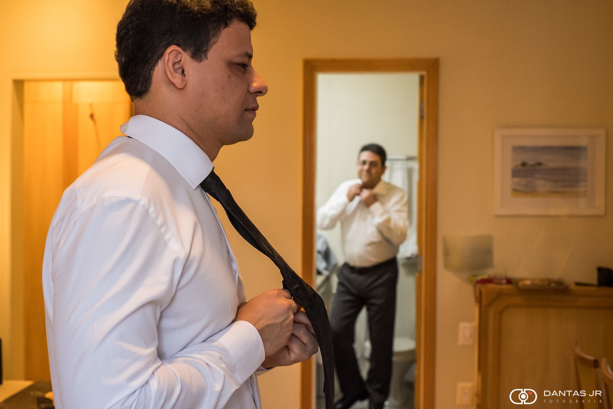 noivo se arrumando no making of no Hotel Regina com sogro observando por Dantas Jr. Fotografia