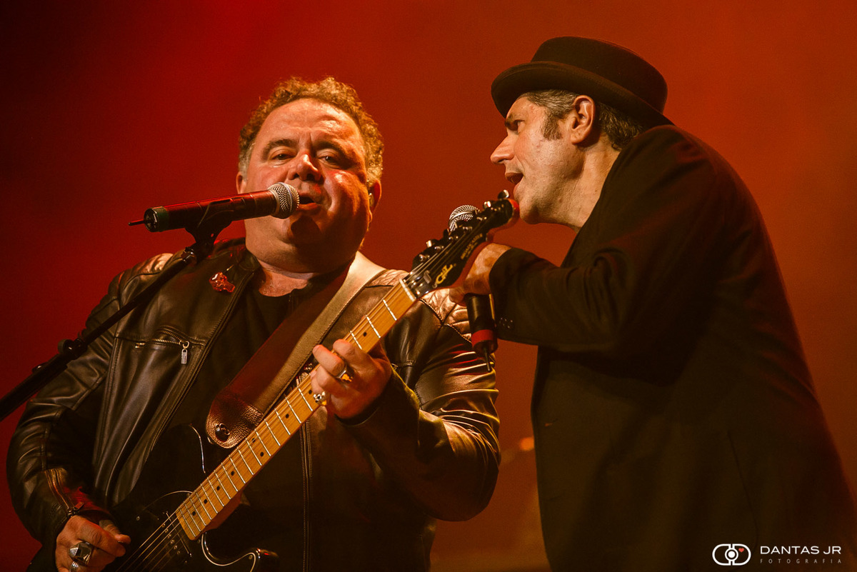 Leo Jaime cantando com Leoni em show no Teatro Bradesco Leo Guanabara Jaime por Dantas Jr. Fotografia