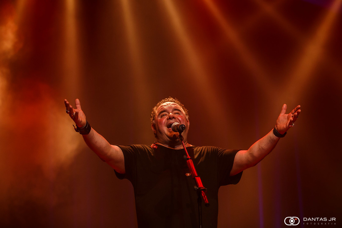 Leo Jaime canta abrindo os braços em show no Teatro Bradesco RJ por Dantas Jr.