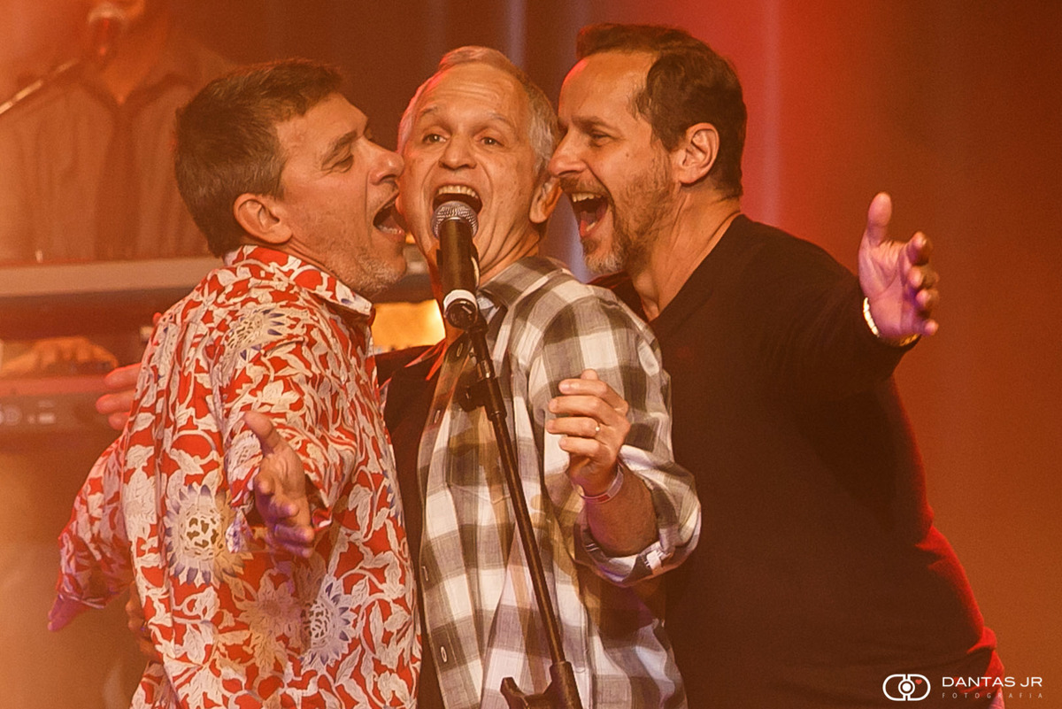 O Miquinhos Amestrados Selvagem Big Abreu, Bob Galo e Avellar Love cantando no show Leo Guanabara Jaime no Teatro Bradesco no RJ por Dantas Jr.