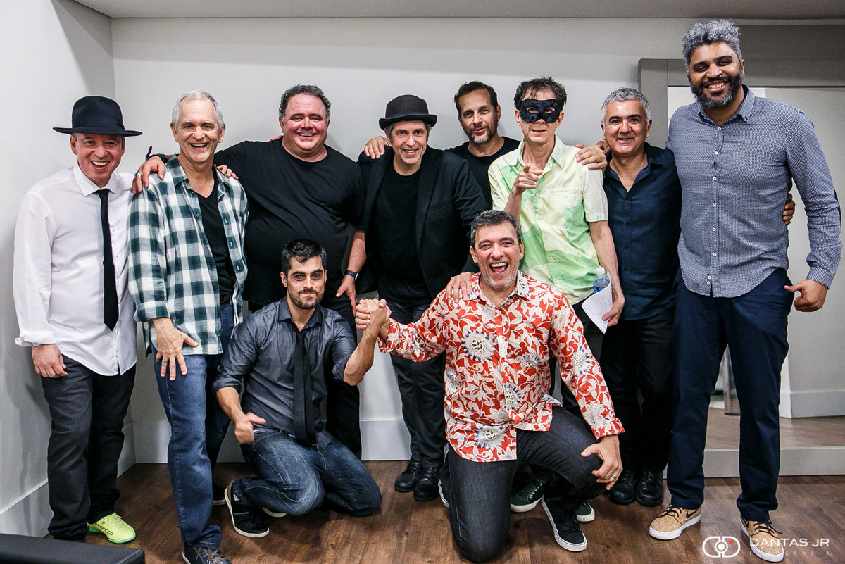 Leo Jaime com Leoni, João Penca e seus miquinhos amestrados e banda após o show no camarim do Teatro Bradesco RJ por Dantas Jr.