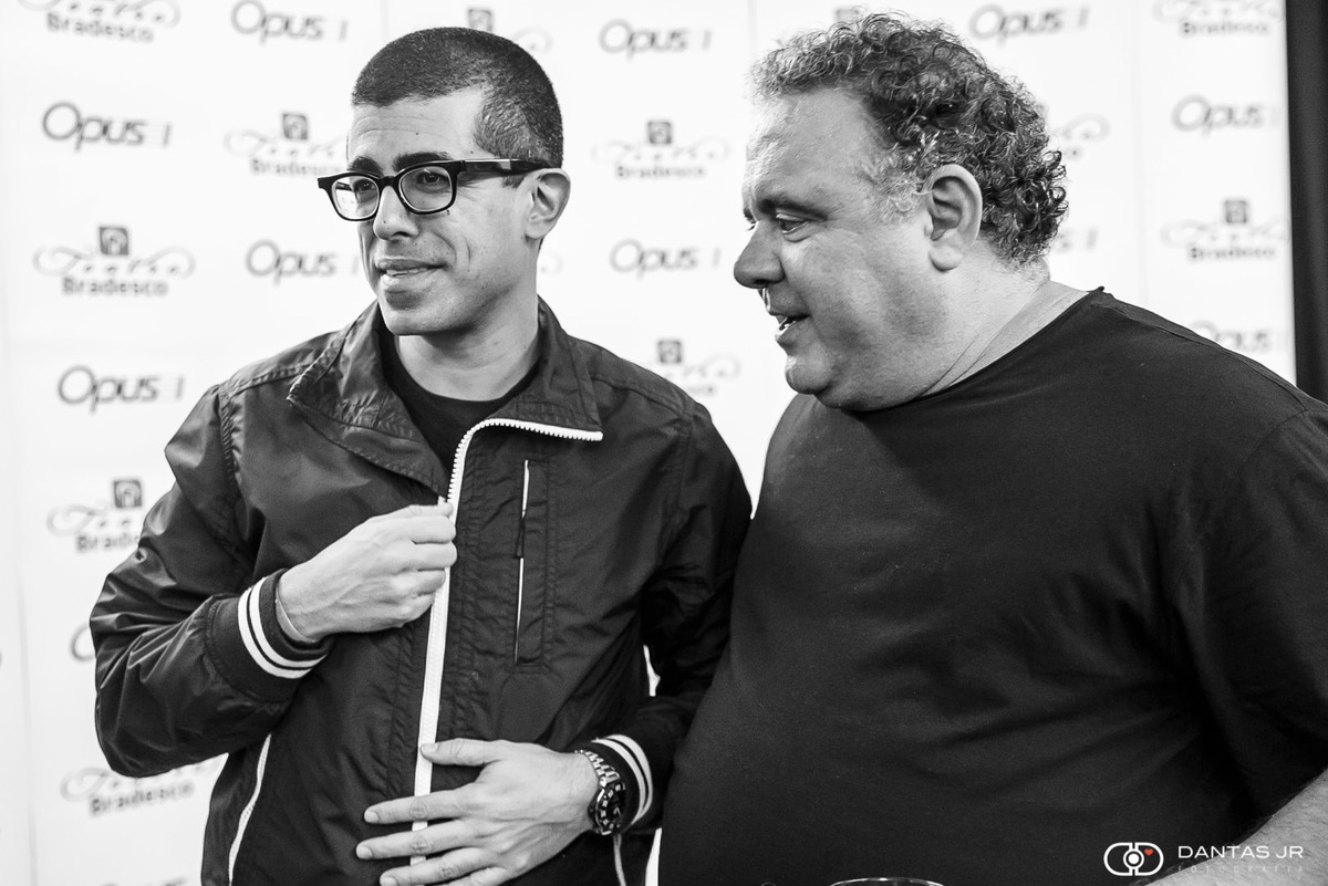 Leo Jaime recebe Marcius Melhem no camarim do Teatro Bradesco no RJ após o show Leo Guanabara Jaime