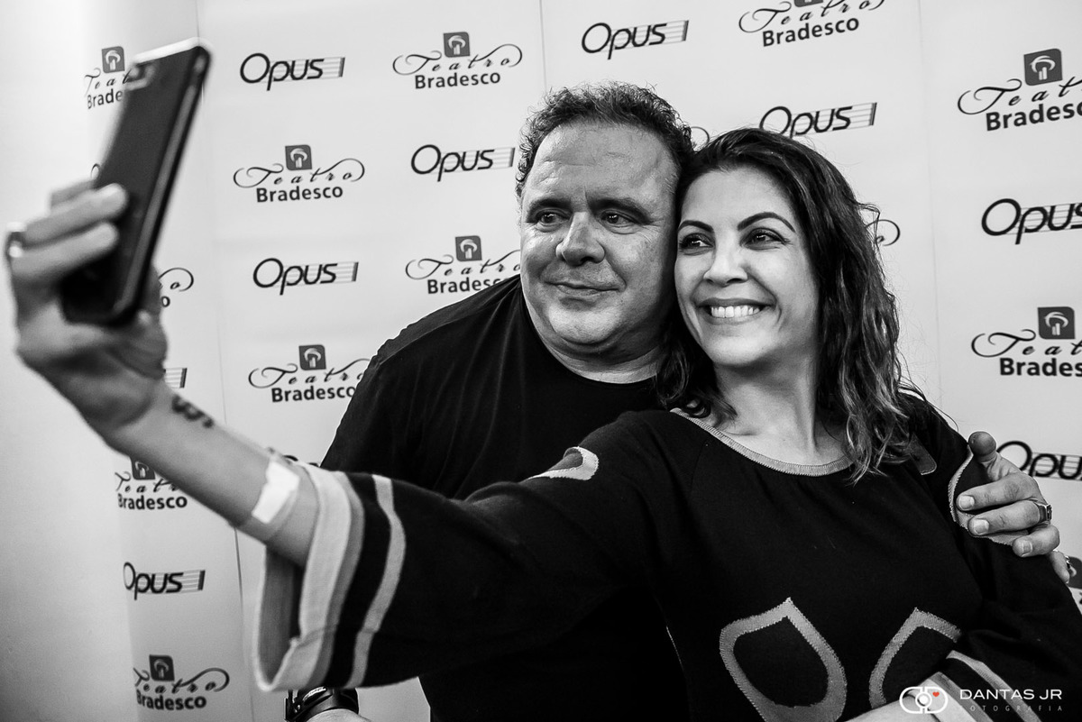 Thalita Rebouças faz selfie com Leo Jaime no camarim do Teatro Bradesco no RJ após show Leo Guanabara Jaime por Dantas Jr.