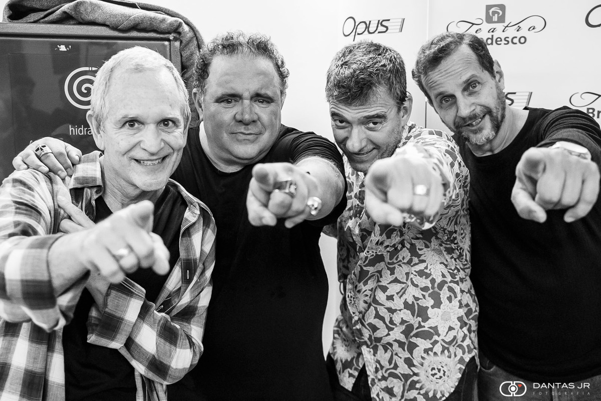 Leo Jaime e João Penca e Seus Miquinhos Amestrados Selvagem Big Abreu Alellar Love e Bob Galo no camarim do Teatro Bradesco RJ por Dantas Jr.