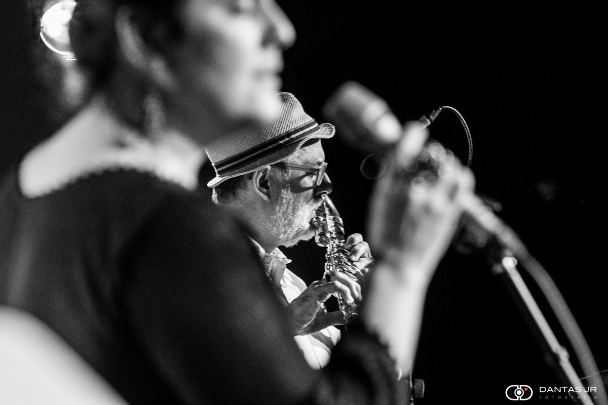 Som do clarinete com cantora desfocada em apresentação no Blue Note Rio por Dantas Jr.