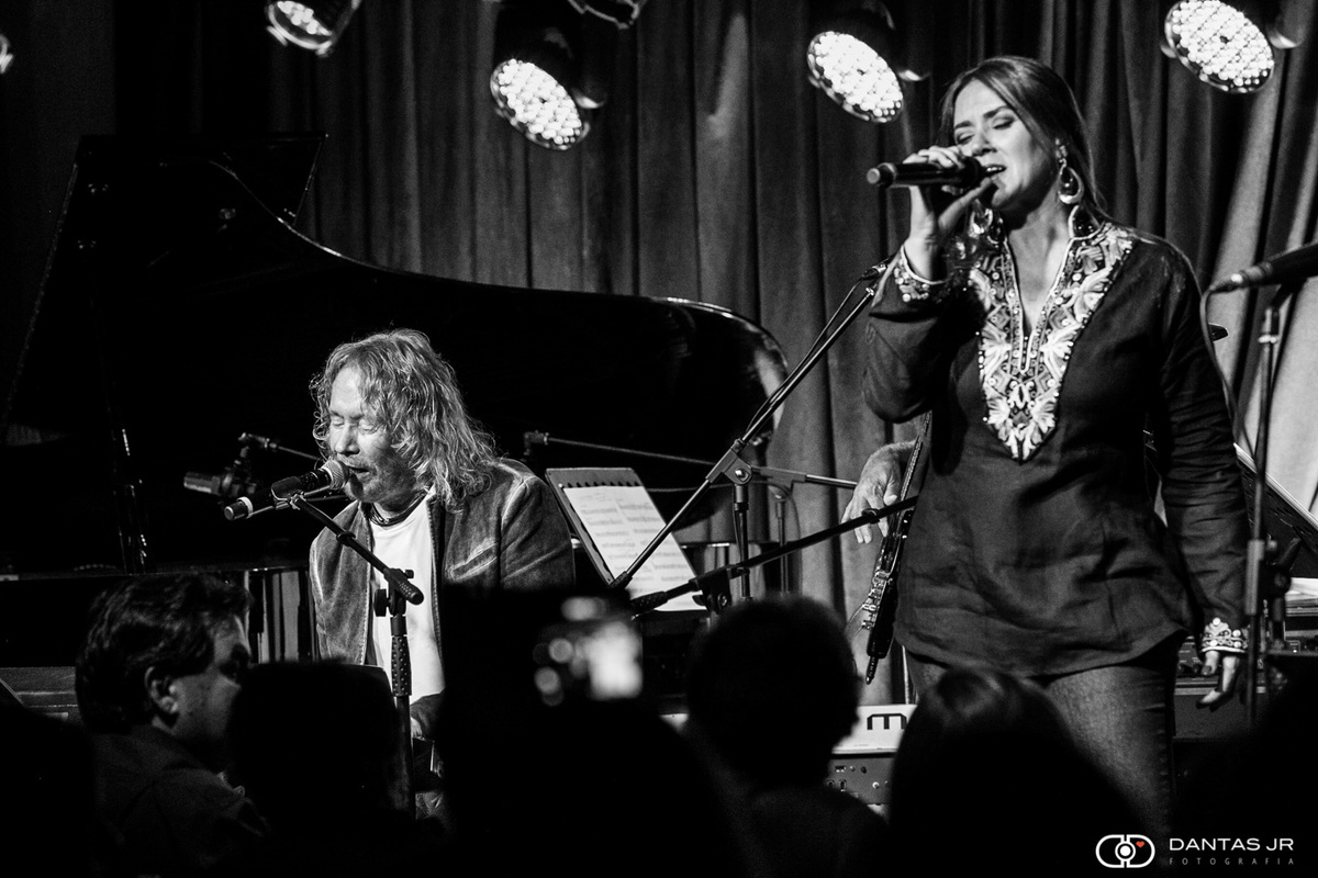 Marcos Valle e cantora num show no Blue Note Rio por Dantas Jr.