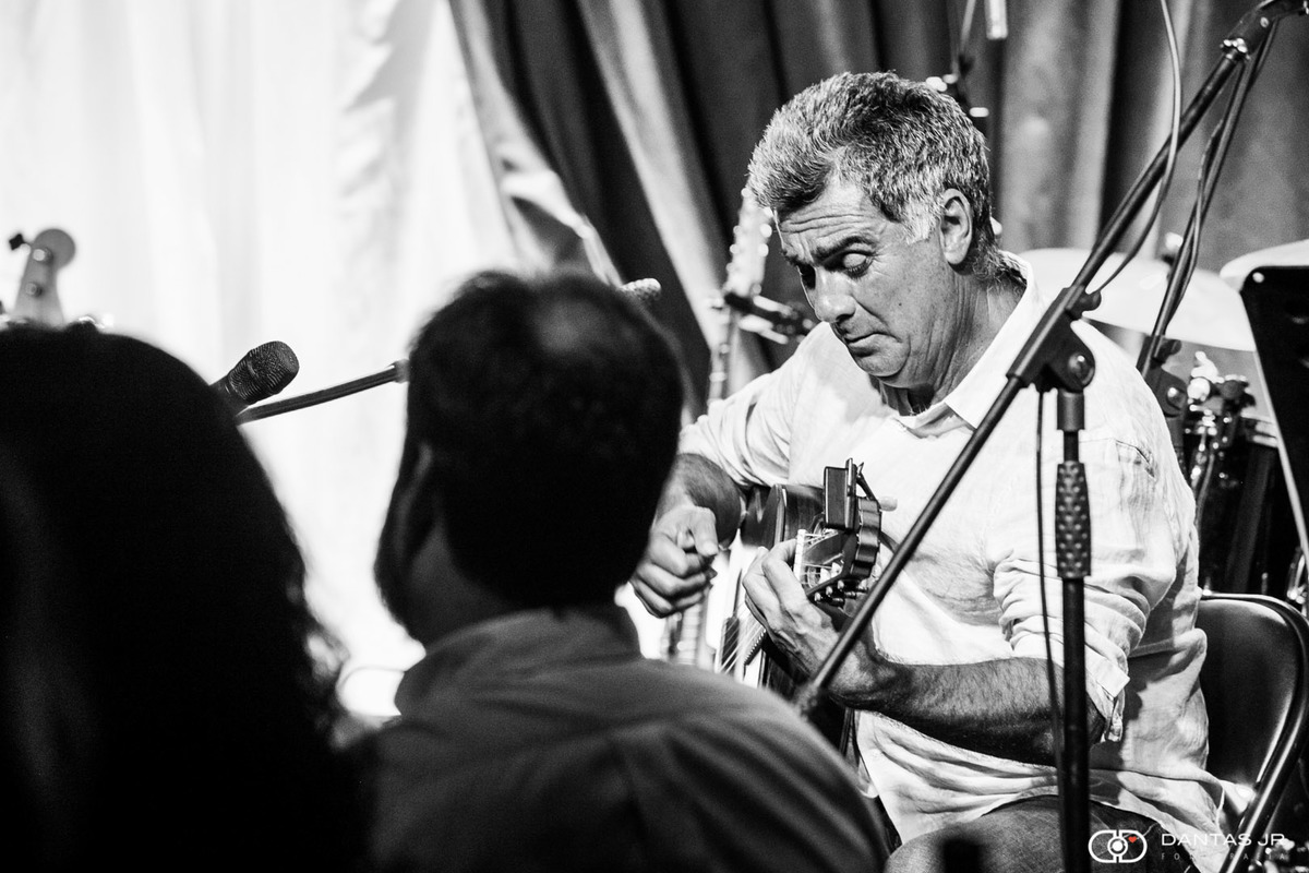 Guinga dedilhando seu violão em show intimista no Blue Note Rio por Dantas Jr.