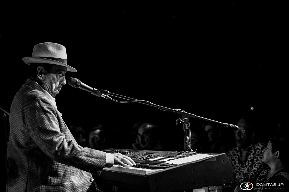 Sergio mendes tocando piano em show no blue note rio por dantas jr.