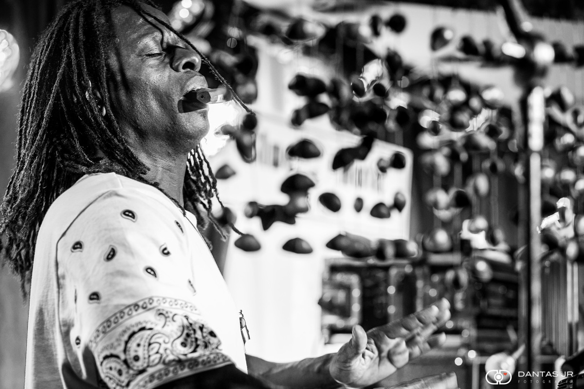 percusionista gibi da bahia na banda de sergio mendes em show no blue note rio por dantas jr.