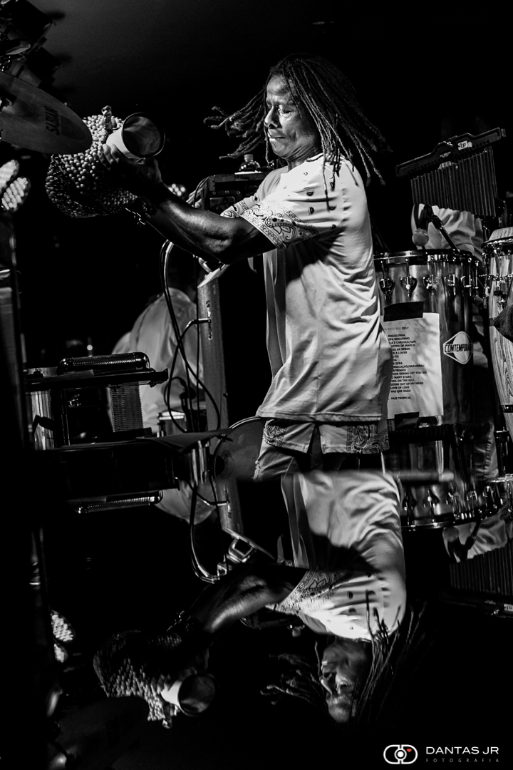 Gibi da Bahia tocando percussão no Blue Note Rio por Dantas Jr.