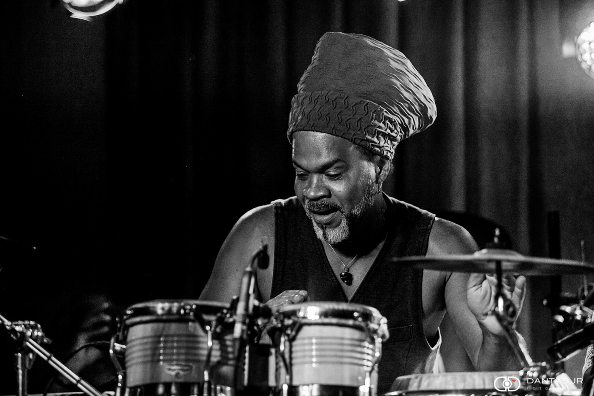 Carlinhos Brown dando uma canja na percussão em show de Sergio Mendes no Blue Note Rio por Dantas Jr.