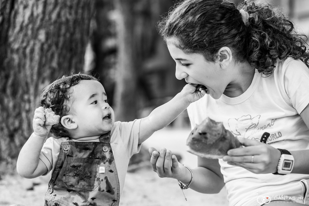 menino dando fruta na boca da irmã mais velha durante ensaio smash the fruit por dantas jr fotografia