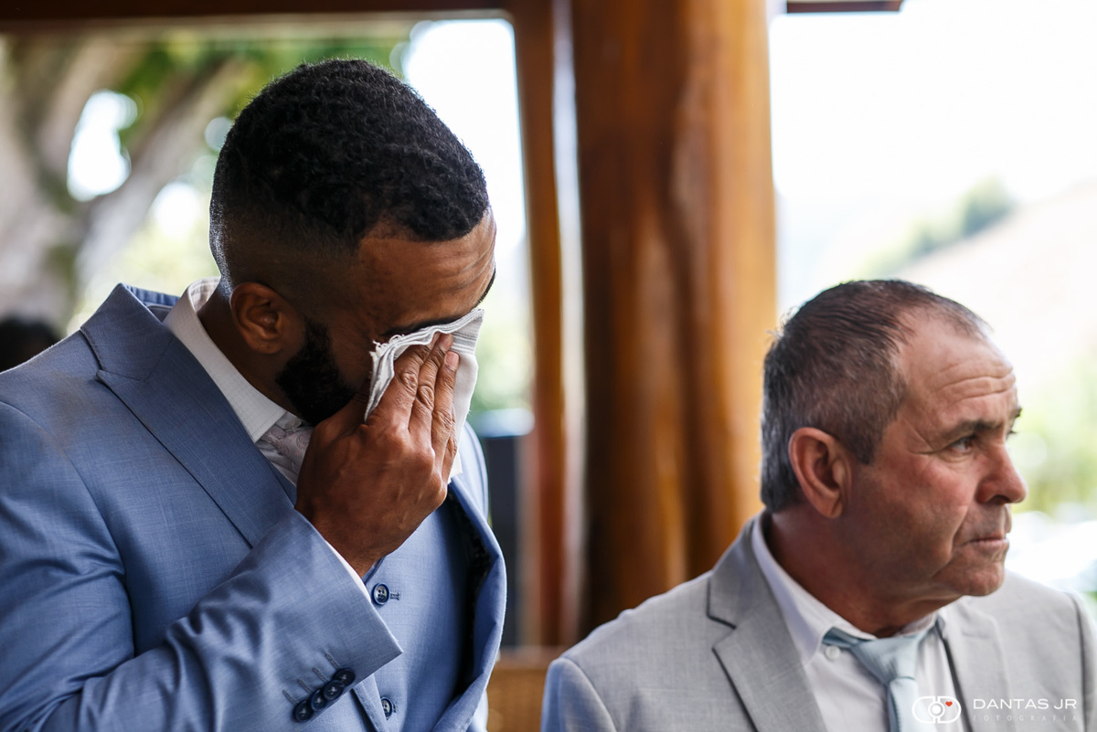 Noivo emocionado chorando muito em casamento destination wedding  em fazenda ao ar livre em Vassouras por Dantas Jr Fotografia