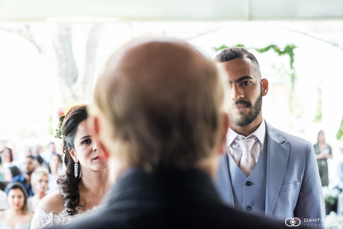 Casal de noivos em destination wedding ao ar livre em fazenda observando celebrante por Dantas Jr. Fotografia