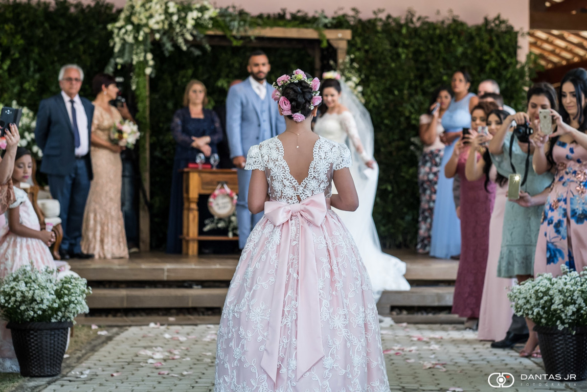 Destination Wedding em Fazenda celebrado ao ar livre com todos olhando daminha entrando linda por Dantas Jr Fotografia
