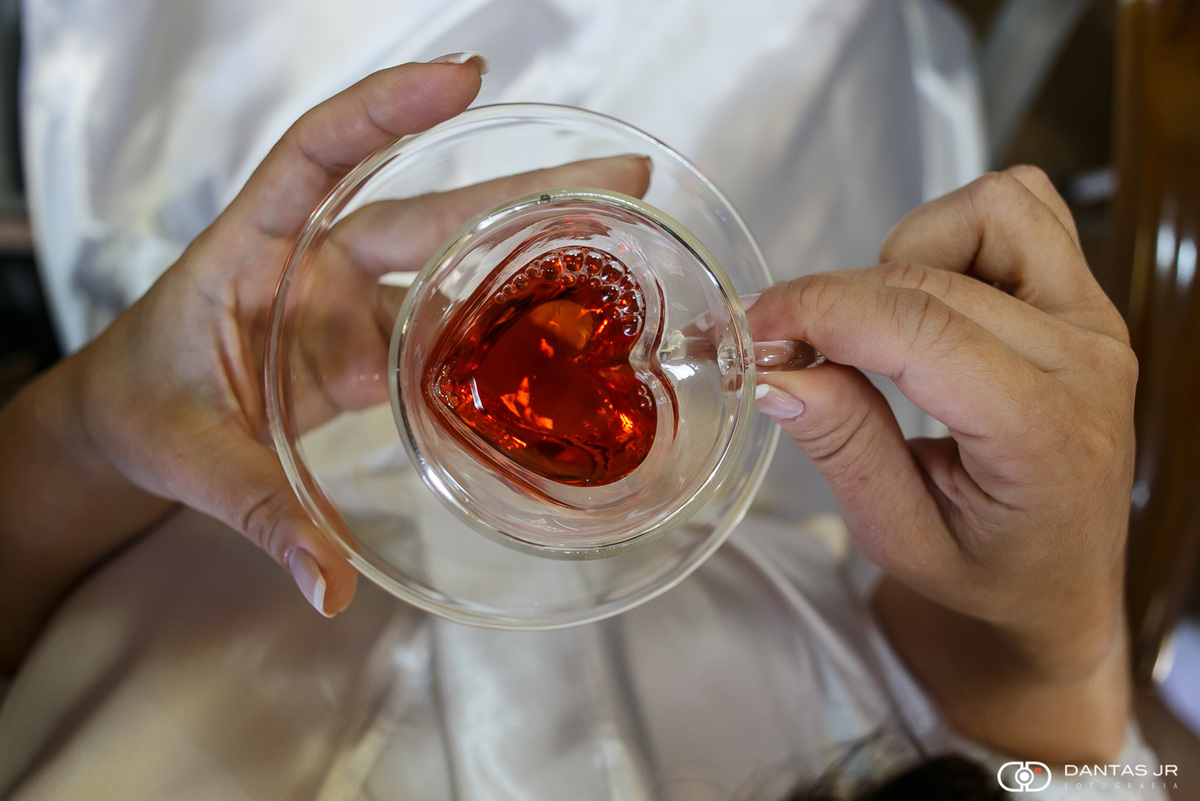 xícara de chá com líquido vermelho em formato de coração