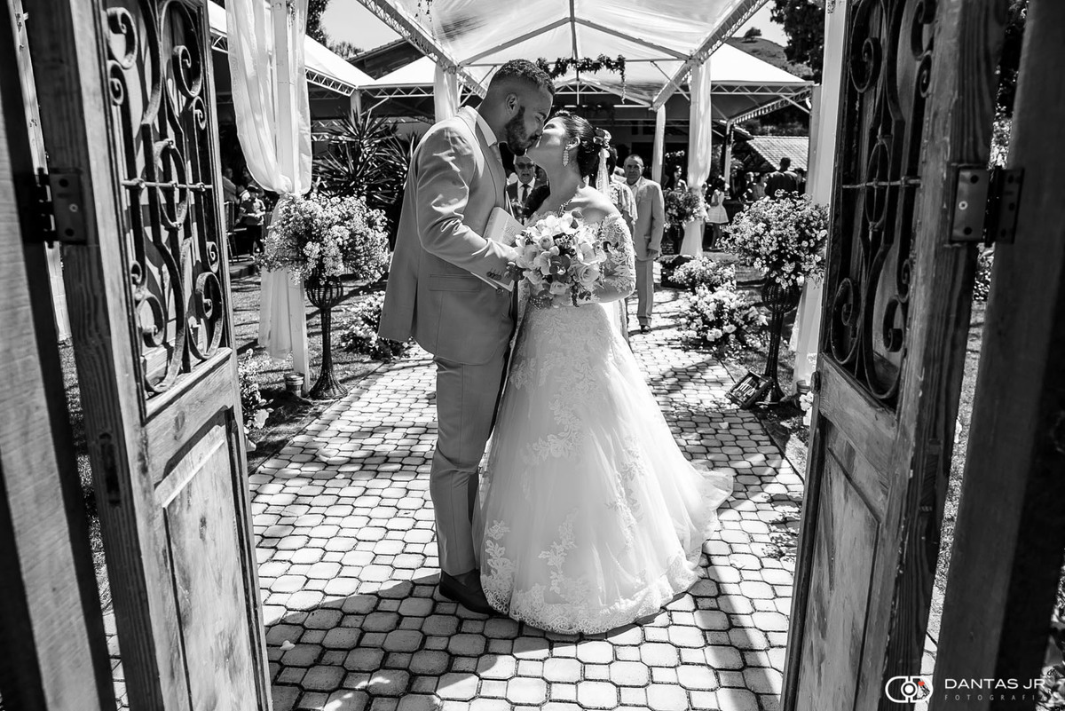 Casal se beijando em Destination Wedding em fazenda ao ar livre em Vassouras no estado do RJ fotografados pelo melhor fotógrafo do Brasil Dantas Jr. Fotografia
