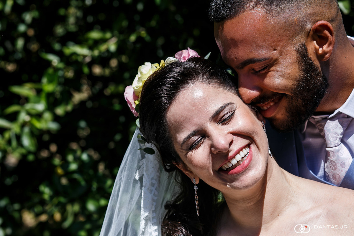 Casal em Destination Wedding feliz namorando sorrindo de olhos fechados no sol em Vassouras por Dantas Jr. Fotografia