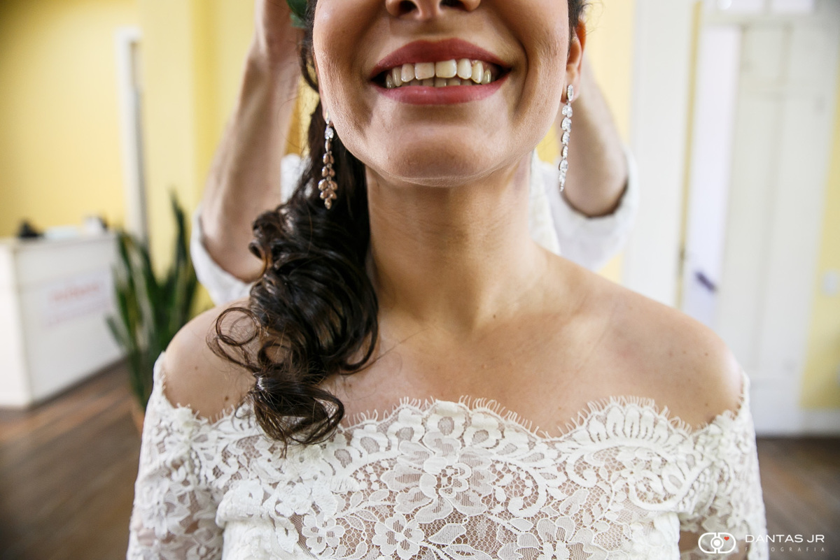Noiva sorrindo durante making of por Dantas Jr. Fotografia