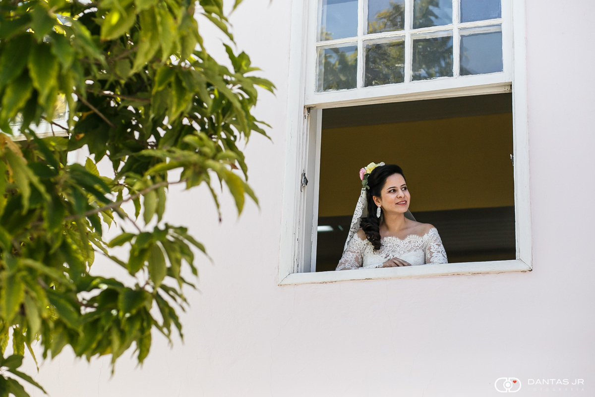 Noiva em casarão colonial de Vassouras - RJ durante making of por Dantas Jr. Fotografia