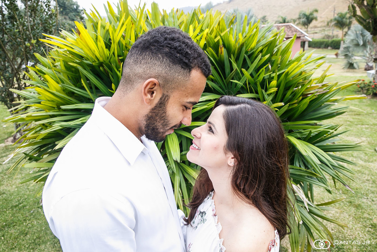 casal se olhando apaixonado em jardim por Dantas Jr. Fotografia