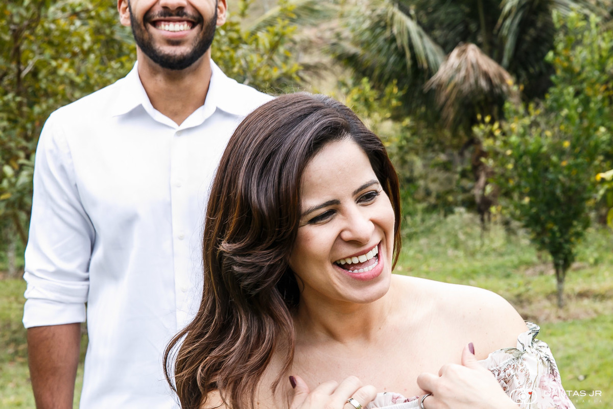 Casal rindo muito com ela mexendo os cabelos enquanto ele a observa por Dantas Jr. Fotografia