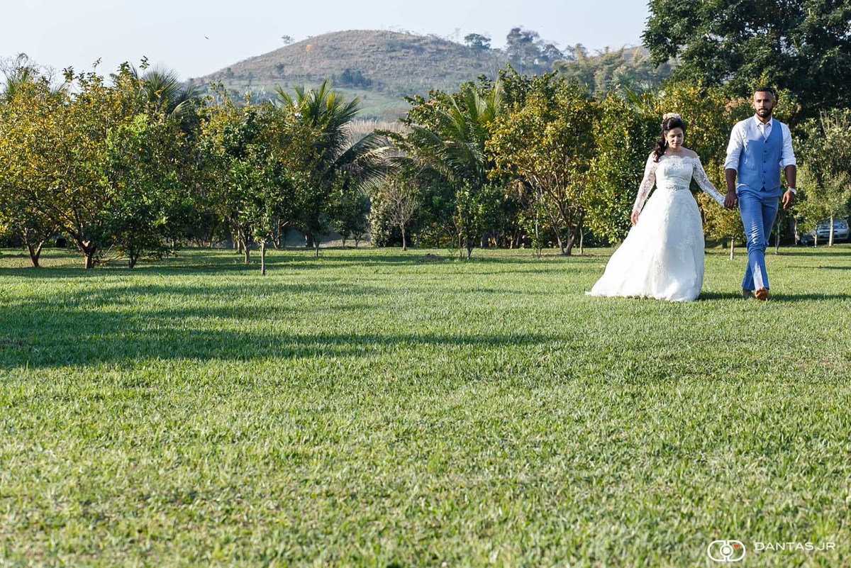 trash the dress com casal caminhando de mãos dadas pela fazenda por Dantas Jr. Fotografia