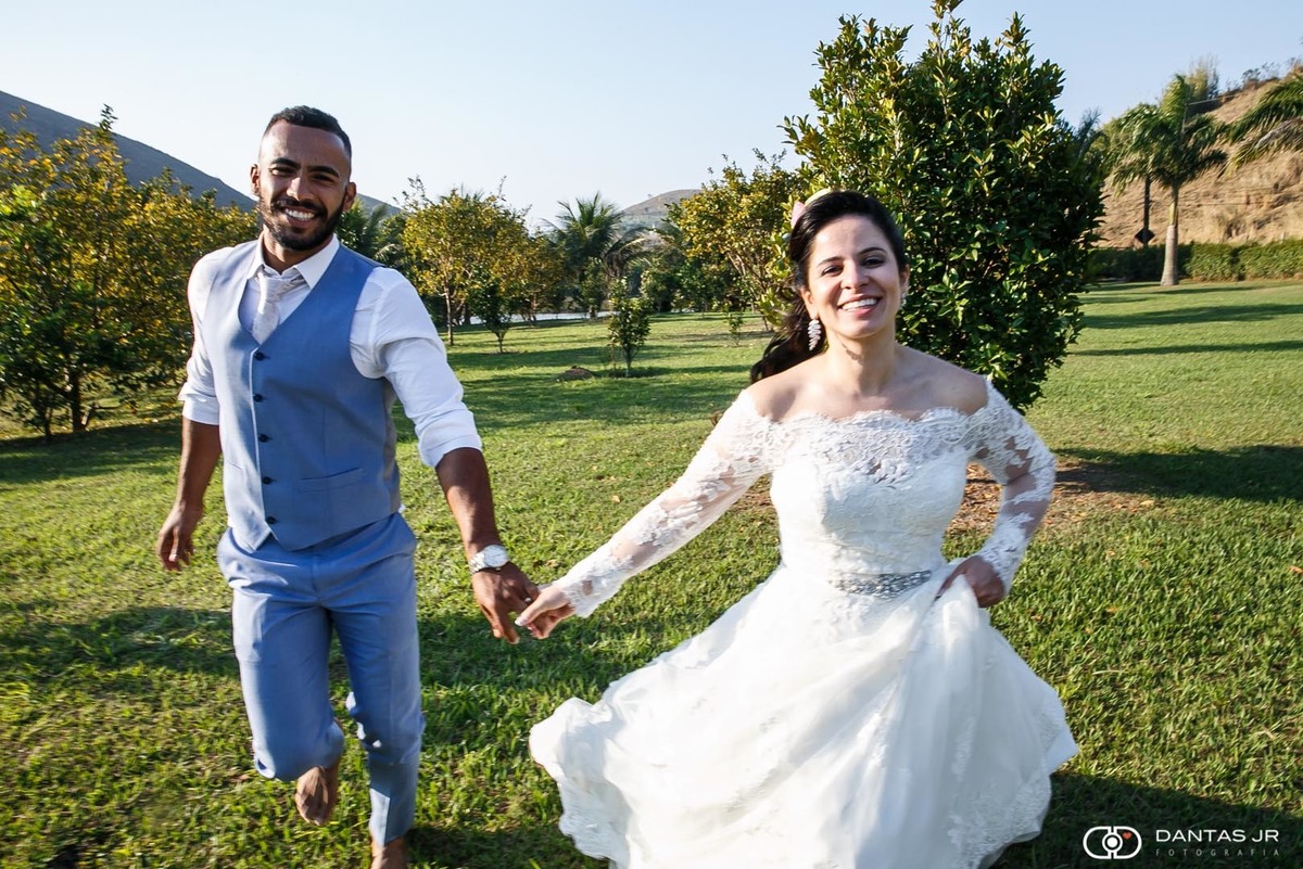 Casal correndo feliz e de mãos dadas em ensaio Trash the Dress em fazenda em Vassouras por Dantas Jr. Fotografia