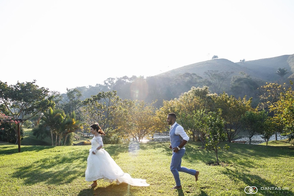 Ensaio Trash the Dress com noivo correndo atrás de noiva em fazenda com sol se pondo por Dantas Jr. Fotografia