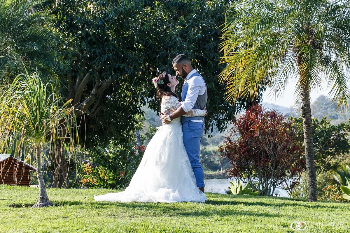 trash the dress com casal se olhando nos olhos em gramado de fazenda e namorando quase se beijando por Dantas Jr Fotografia