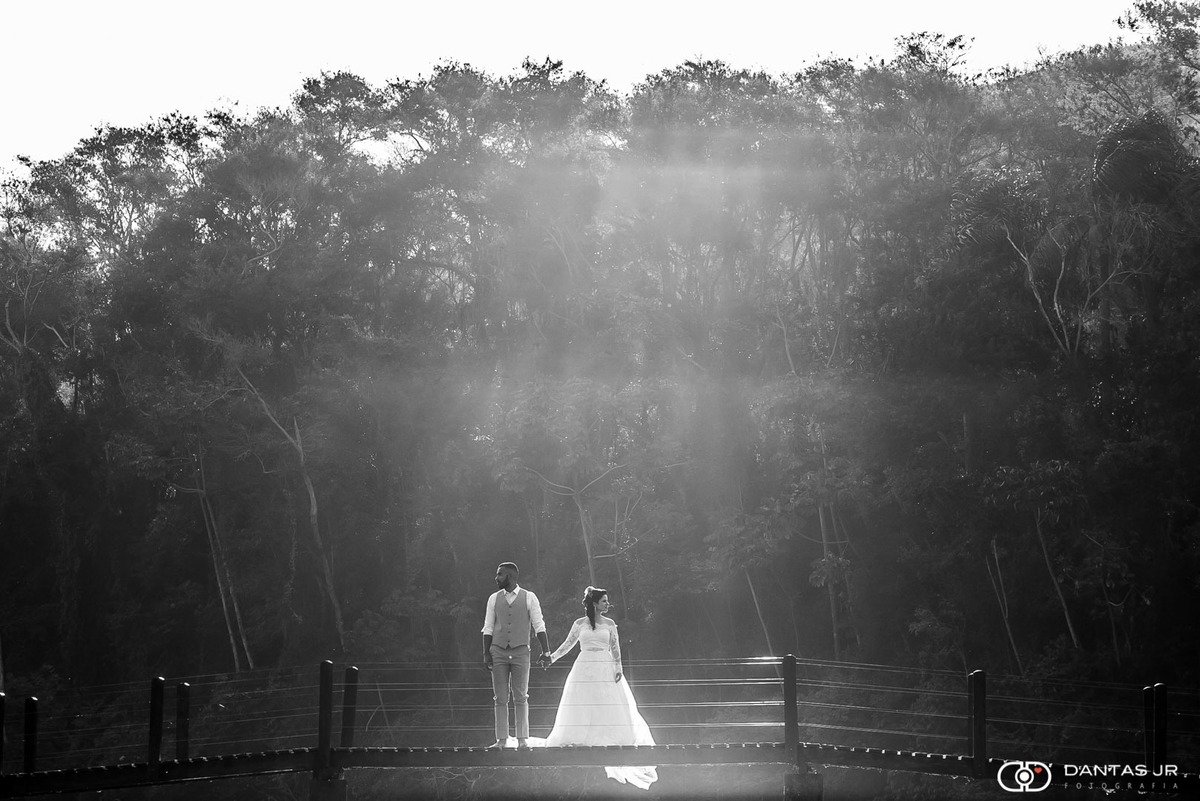 Imagem fine art de ensaio trash the dress em fazenda realizado por Dantas Jr. Fotografia com casal olhando cada um para um lado em estilo minimalista