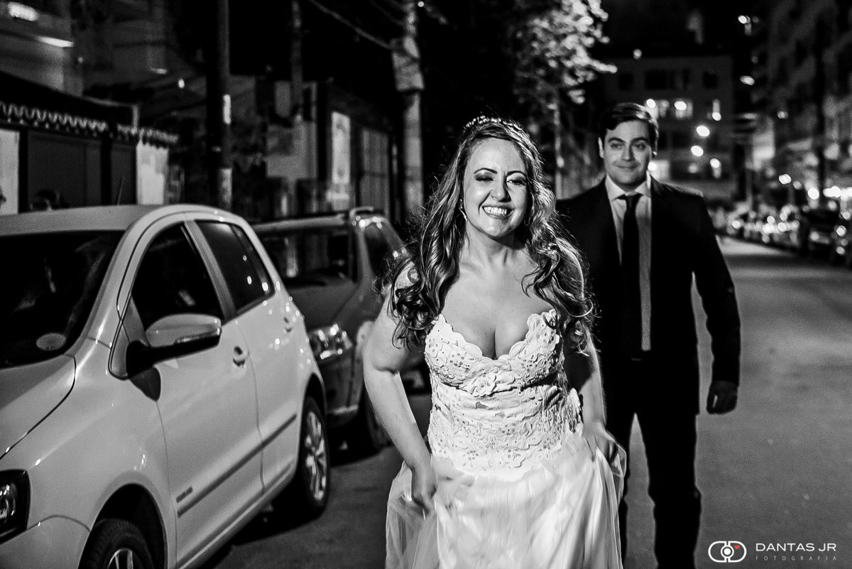 Noivos correndo nas ruas de Botafogo após cerimônia de mini wedding no Bistrô Ouvidor por Dantas Jr. Fotografia