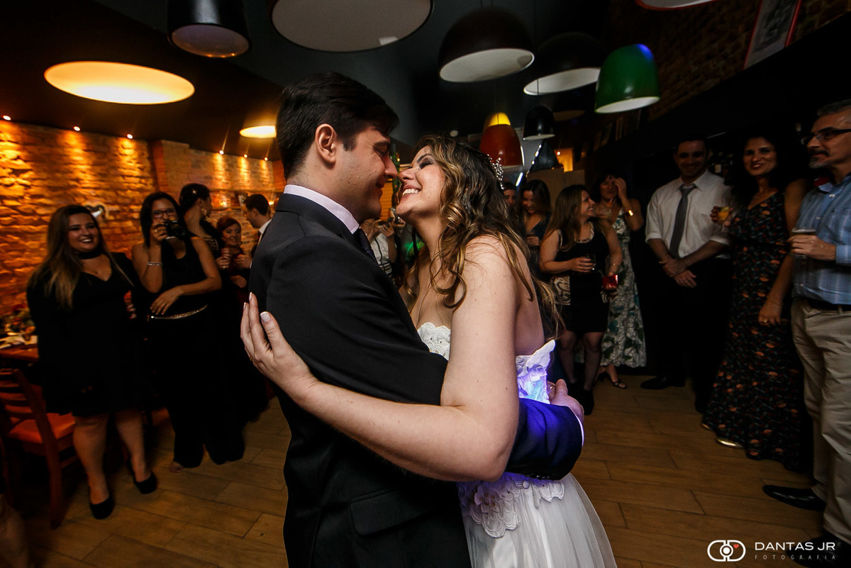 casal de noivos dançando apaixonado em pista do Bistrô Ouvidor Botafogo por Dantas Jr. Fotografia