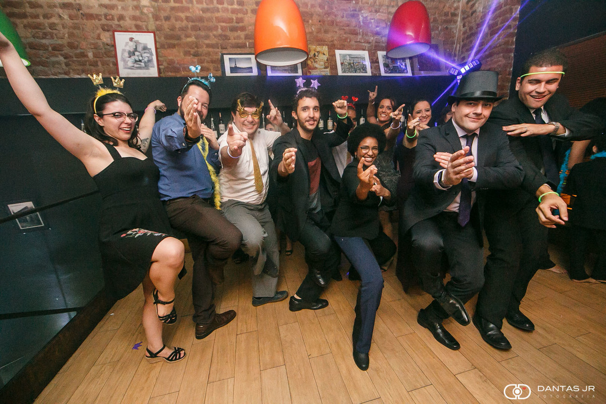 Convidados fazendo pose de kung fu em festa de mini wedding casamento no bistro ouvidor botafogo por Dantas Jr. Fotografia