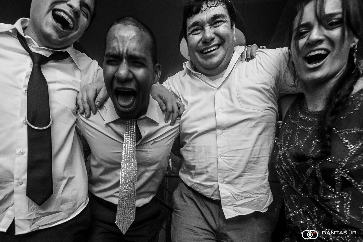 convidados loucos cantando felizes e pulando muito em mini wedding realizado no bistrô ouvidor de botafogo por Dantas Jr. Fotografia