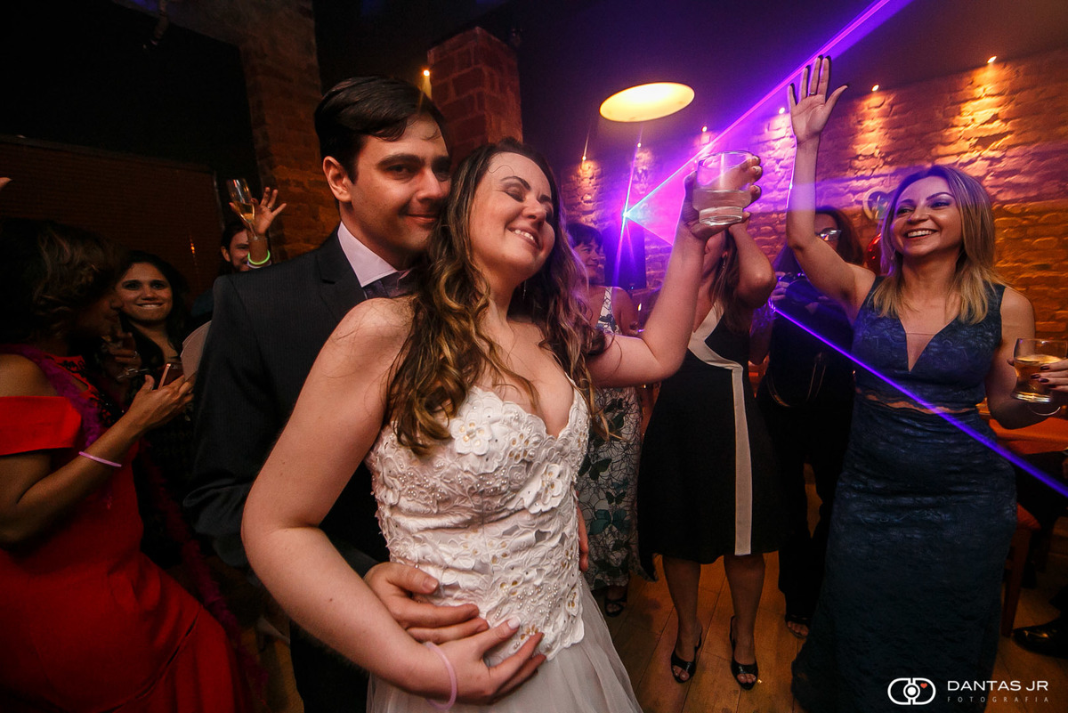 Casal namorando e se abraçando de olhos fechados e sorrindo dançando em pista de casamento mini wedding do Bistrô Ouvidor Botafogo por Dantas Jr. Fotografia