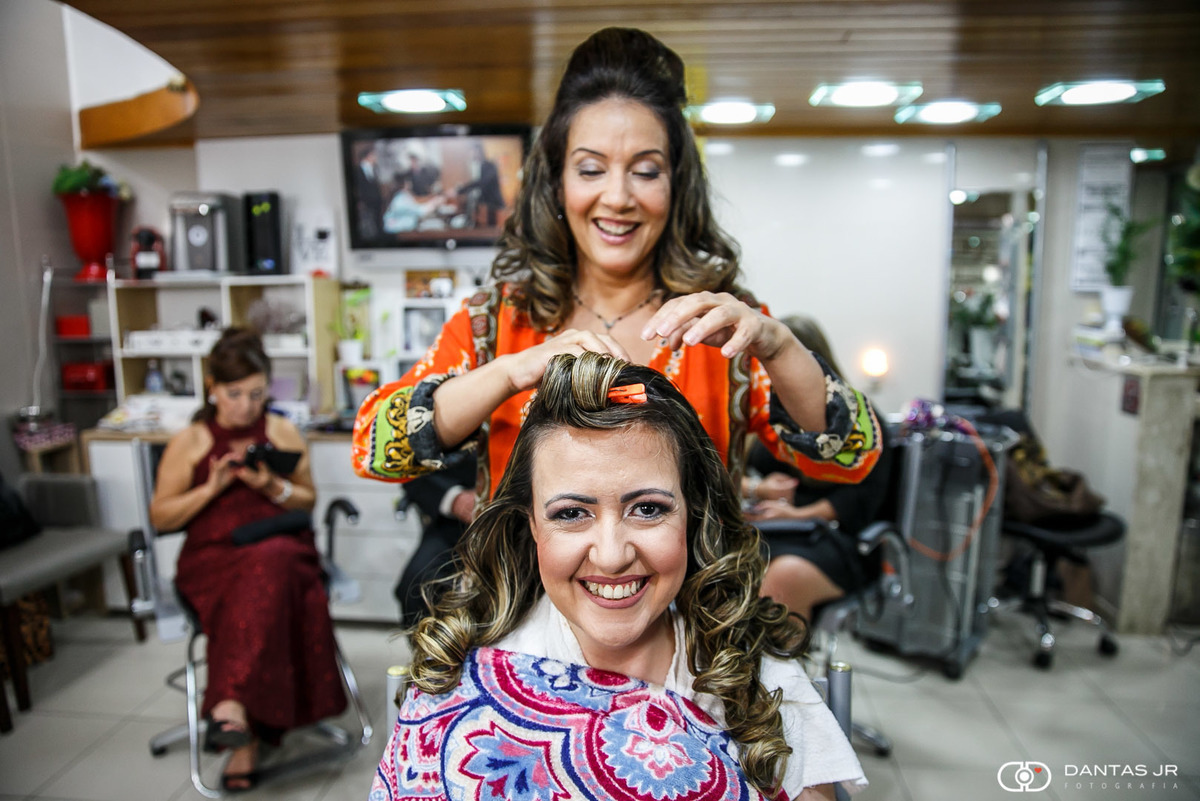 Making of noiva com maquiadora feliz e noiva sorridente em salão de beleza por Dantas Jr. Fotografia