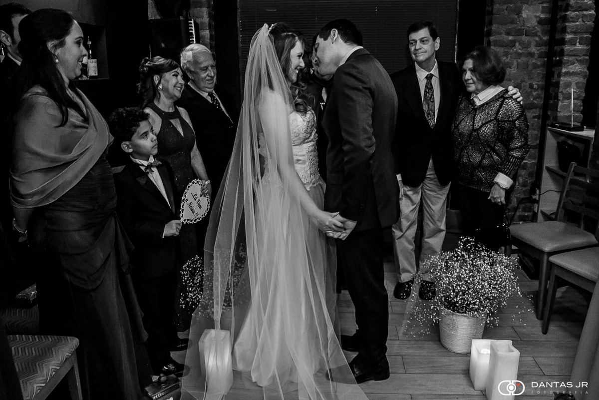 Casal feliz se olhando nos olhos e namorando no altar em cerimônia de mini wedding do Bistrô Ouvidor de Botafogo por Dantas Jr. Fotografia