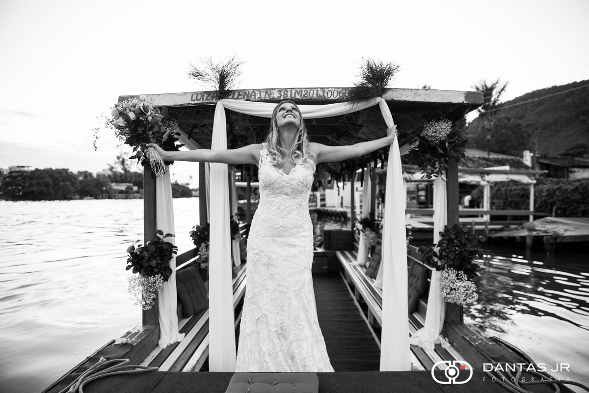 noiva chegando na cerimonia de barco