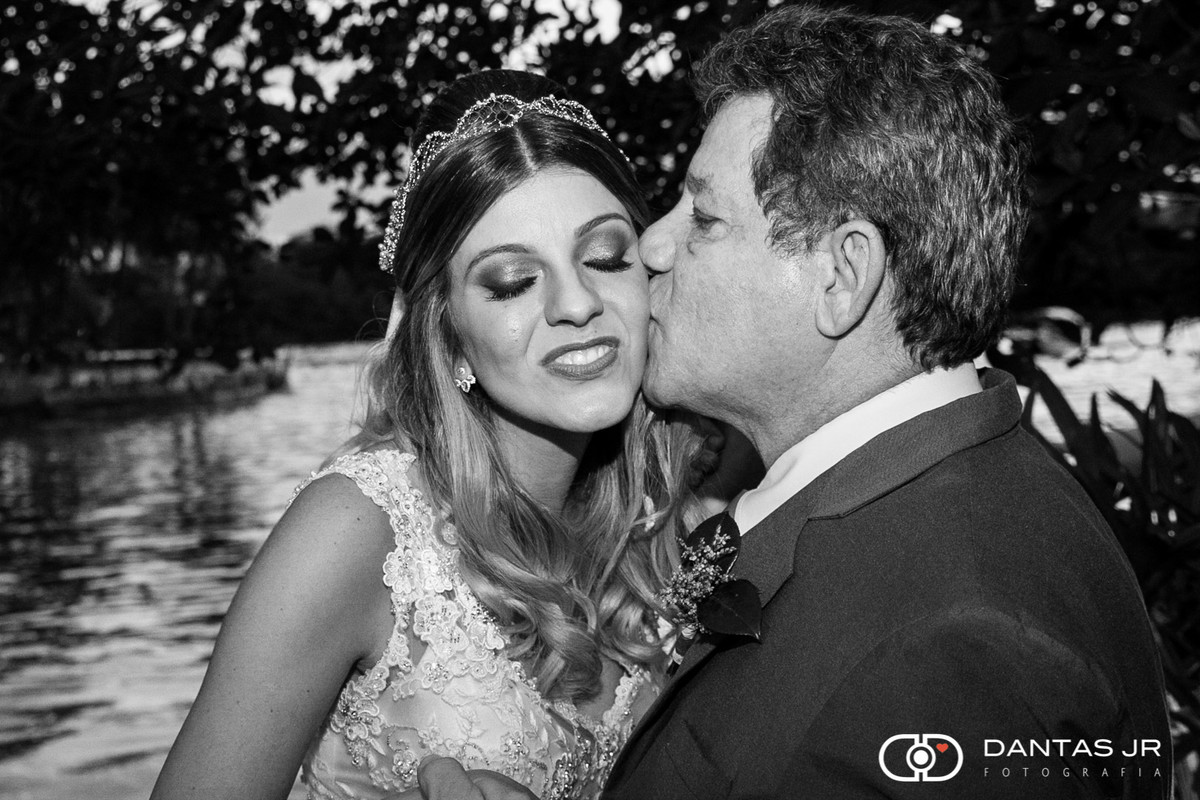 pai beijando a noiva