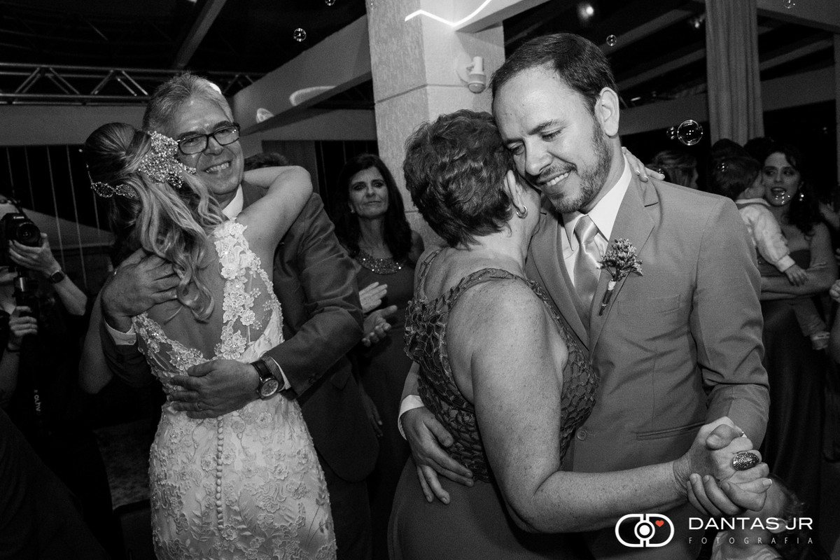 noivos apaixonados no My Garden