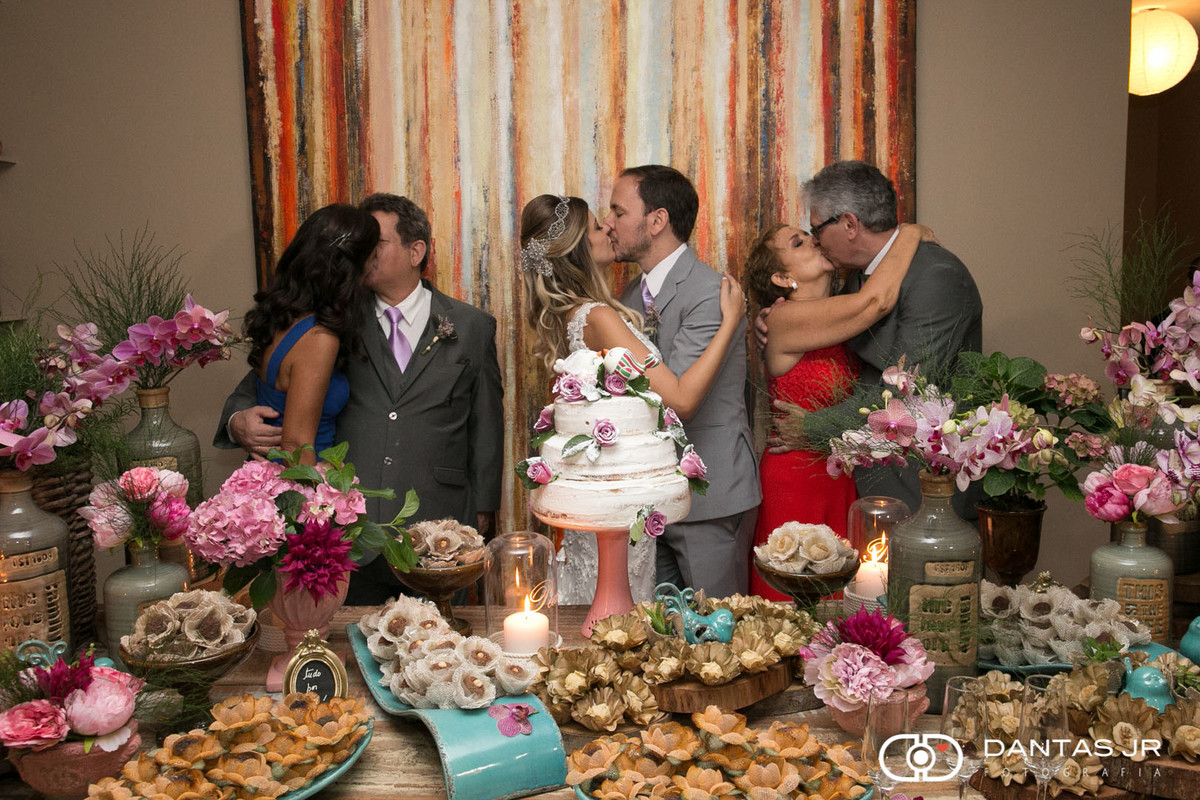 noivos e pais se beijando