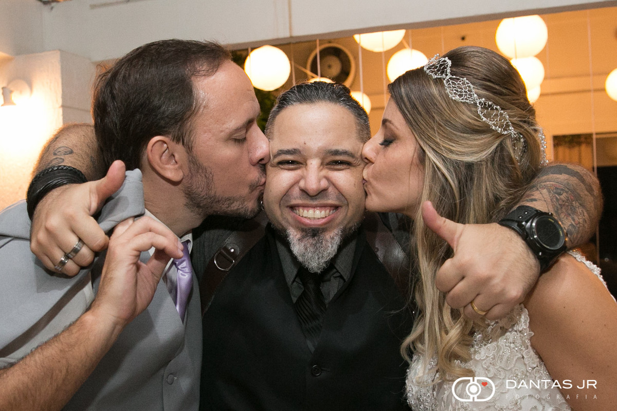 Noivos beijando Dantas Jr. Fotografia