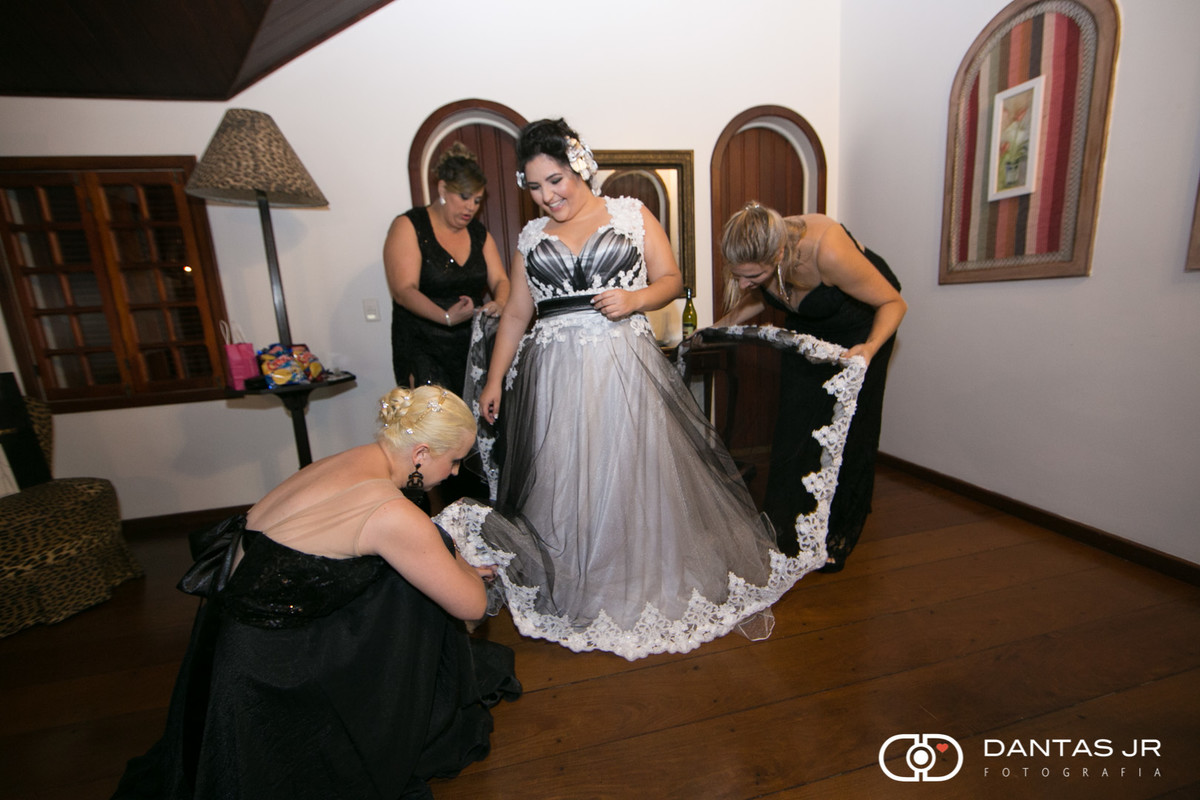 madrinhas ajudando a noiva a se vestir