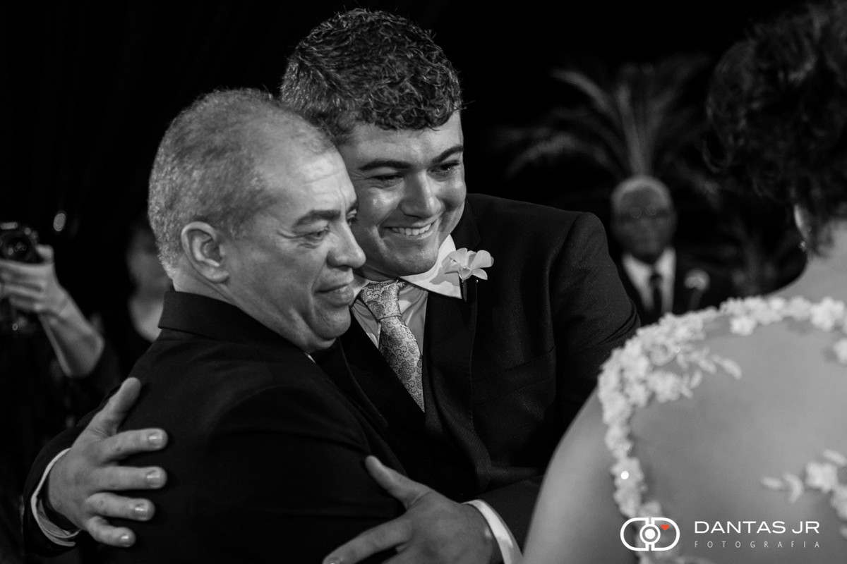 pai entregando a noiva ao noivo no altar