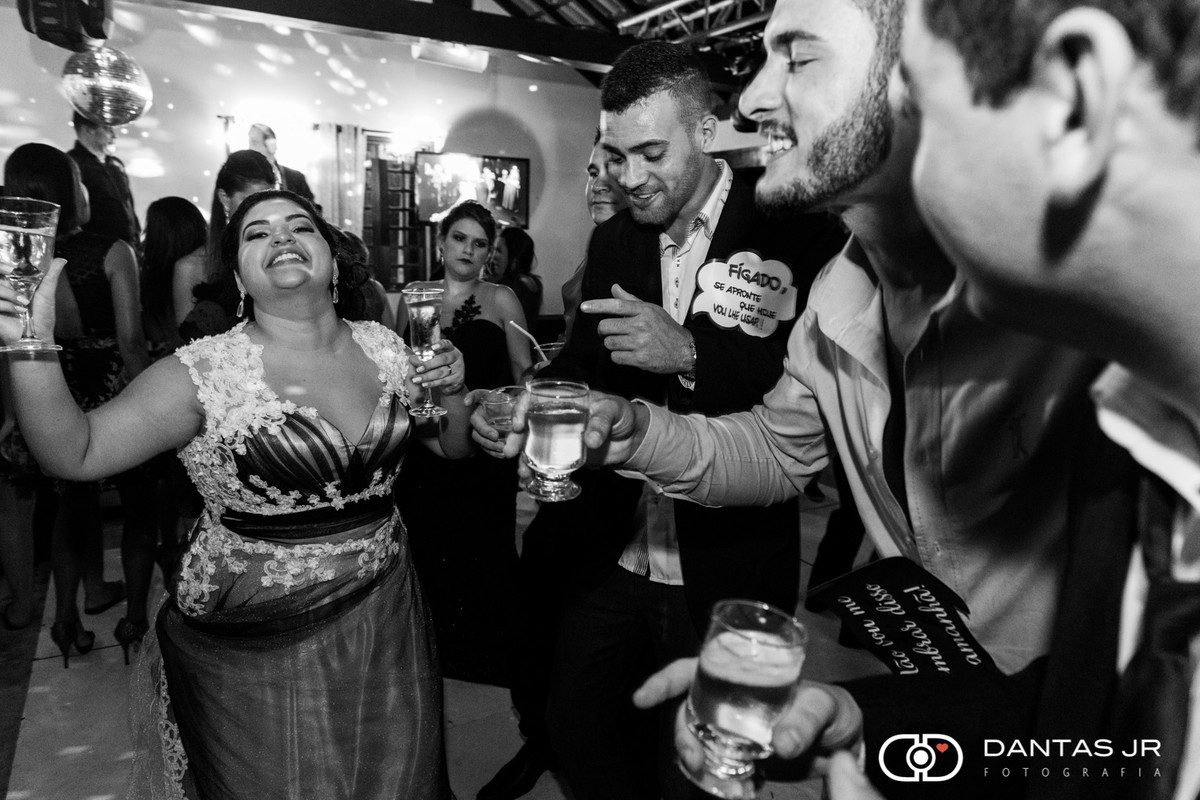 noiva animada na festa