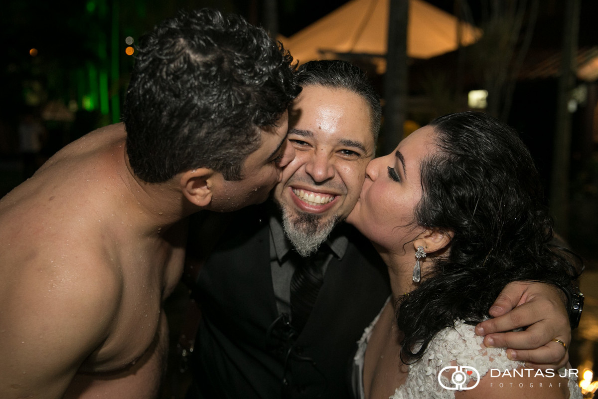 noivos beijando Datas Jr.