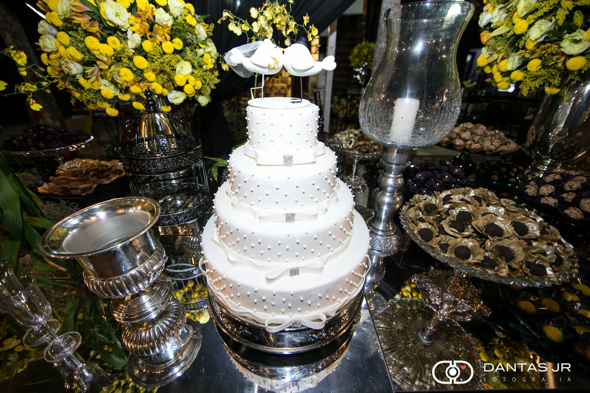 bolo de casamento com pombinhos