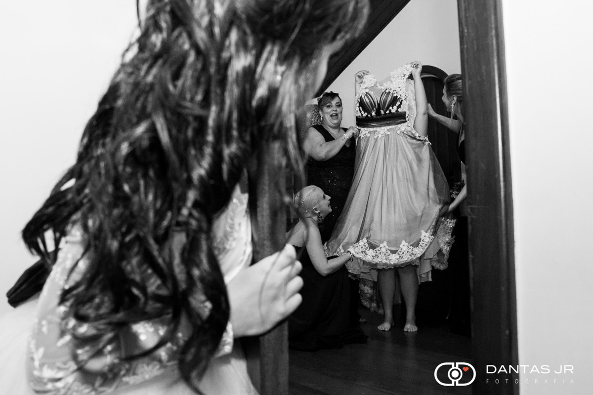 daminha vendo a noiva colocar o vestido