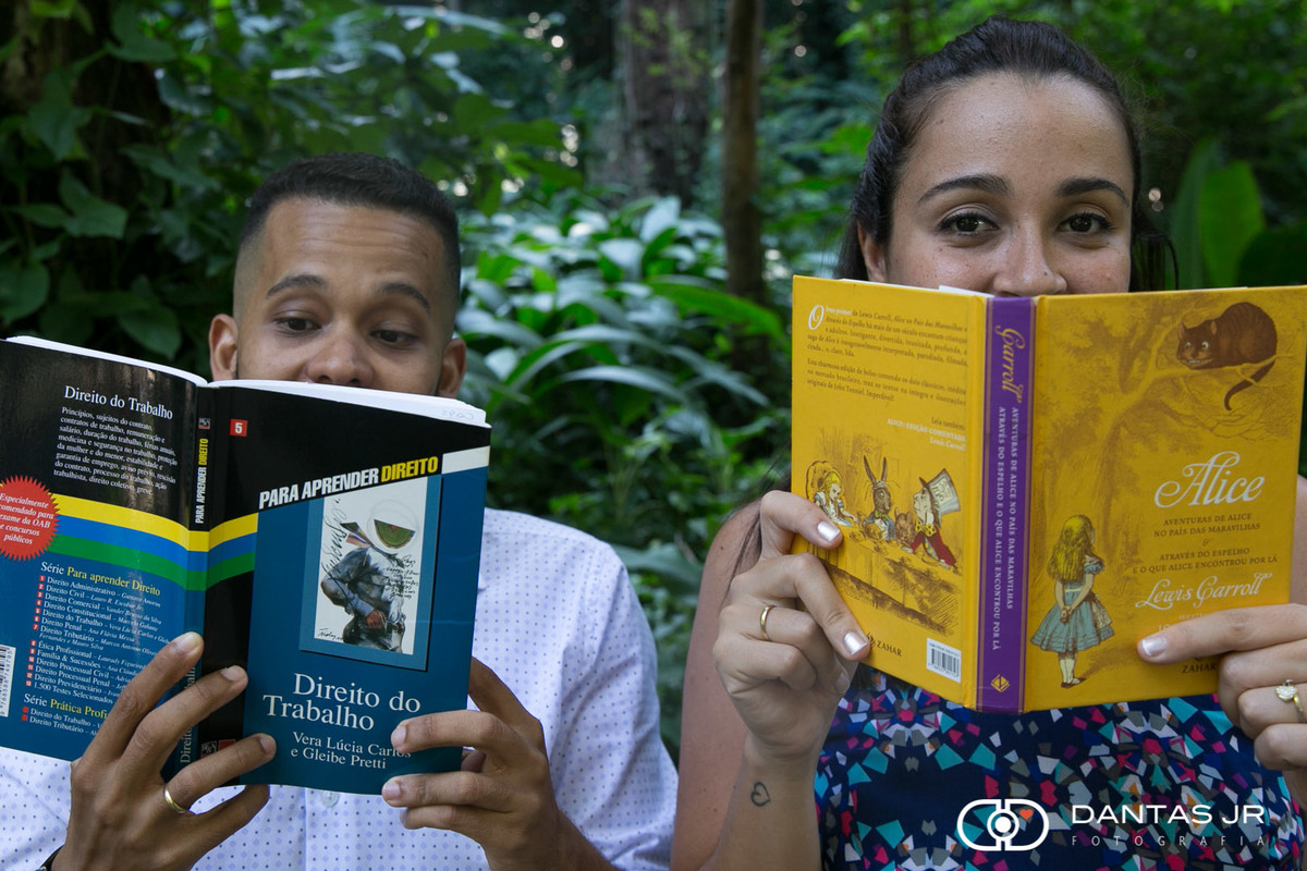 casal lendo livro no Parque Lage